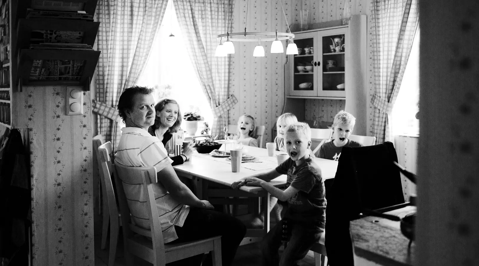 familjebild-runt-bordet