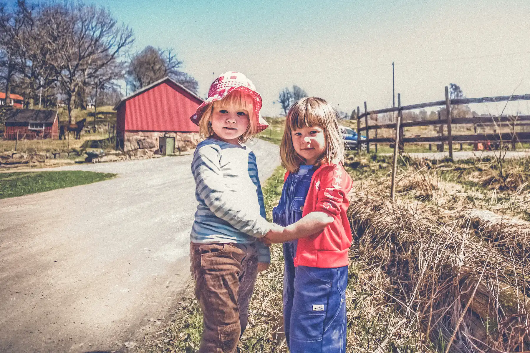 hand-i-hand-med-kompis